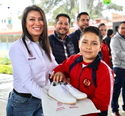 Estudiantes de secundaria cierran año con tenis nuevos de Jalo a Estudiar