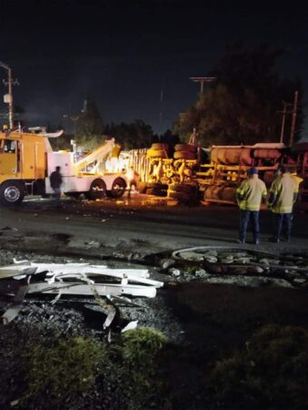 Tren impacto un tráiler, solo dejó daños materiales