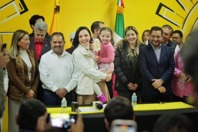 Se registra Adriana Hernández como aspirante al Senado