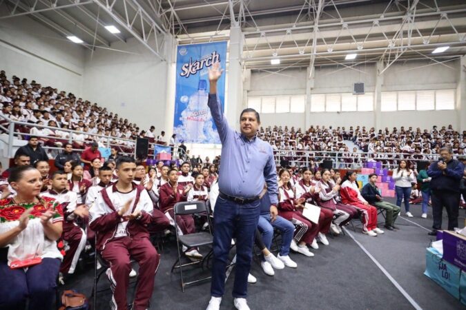 Entregan Nacho Campos y Gabriela Molina 12 mil pares de tenis a alumnos de secundaria