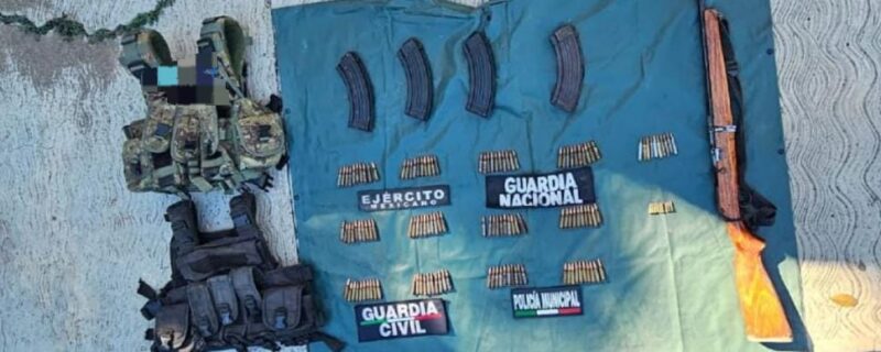 Guardia Civil decomisa armamento, equipo táctico y vehículo robado, en Apatzingán