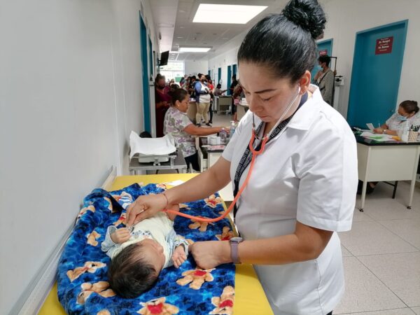 Vacunas marcadas en la Cartilla Nacional, disponibles en el centro de salud de Uruapan: SSM