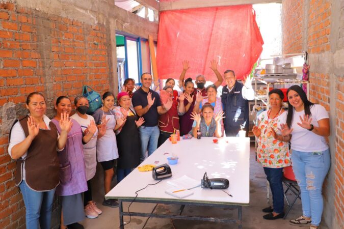 ¡Listas para el negocio! Emprendedoras de tenencia Morelos reconocen a Juan Carlos Barragán por taller de panadería