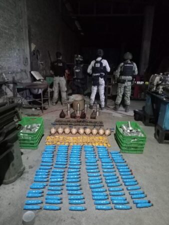 Autoridades federales y estatales aseguran laboratorio de explosivos, en La Huacana