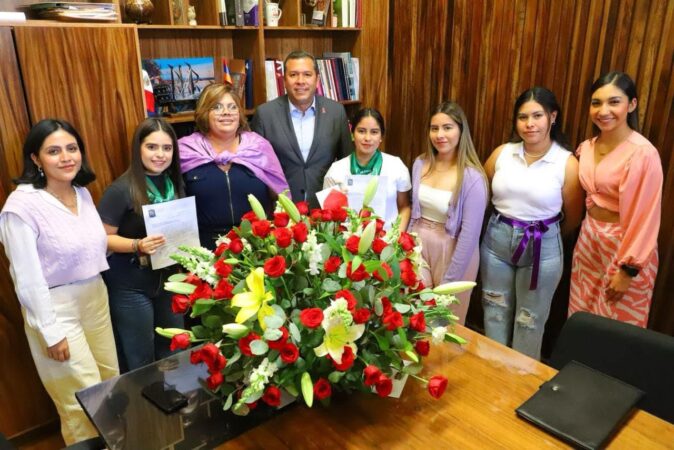 Reconocen estudiantes universitarias iniciativas de Juan Carlos Barragán por los derechos de las mujeres