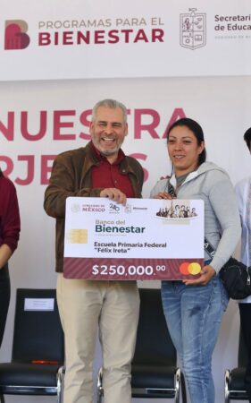 Entrega Bedolla tarjetas La Escuela es Nuestra; suman 5 mil 600 mdp