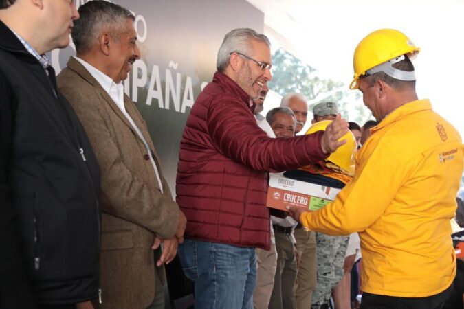 Con entrega de equipamiento, arranca Bedolla campaña contra incendios 2024