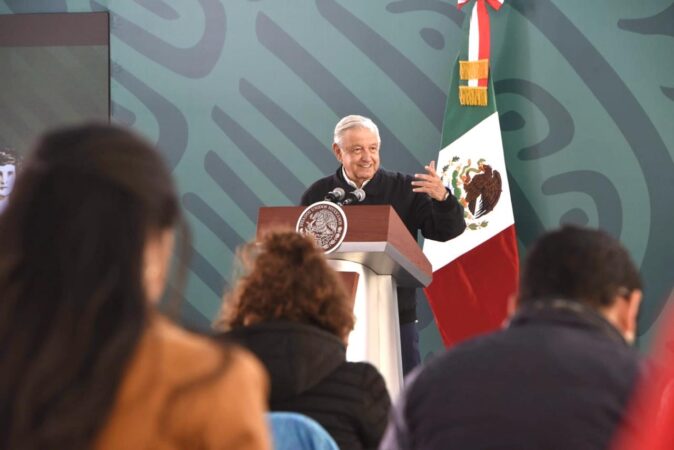 Llama AMLO a feministas a descubir su rostro en marcha del 8 M