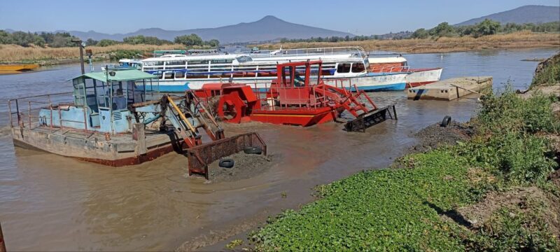 Compesca mantiene canales de navegación en el lago de Pátzcuaro