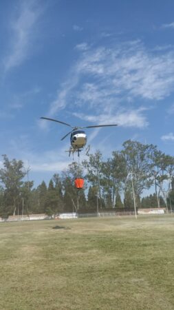 Envían helicóptero con helibalde para combatir incendio forestal en Chilchota