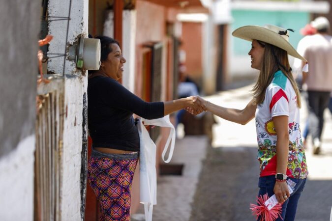 Nosotros Preferimos saludar mano a mano, casa por casa a los ciudadanos: Daniela De Los Santos