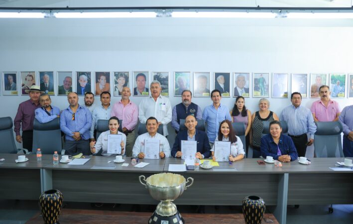 Torres Piña firma acuerdo de protección ambiental en Morelia