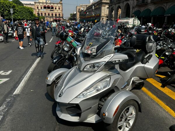 Michoacán recibe al turismo deportivo con caravana de motociclistas
