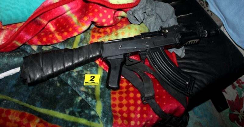 En Apatzingán, catean inmueble y aseguran sustancia con apariencia de narcótico y un arma de fuego