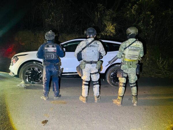 Agentes federales y estatales aseguran 6 vehículos robados, un arma y explosivos en Chilchota