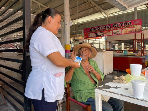 SSM realiza campaña de hidratación oral en Huetamo para evitar afectaciones por calor