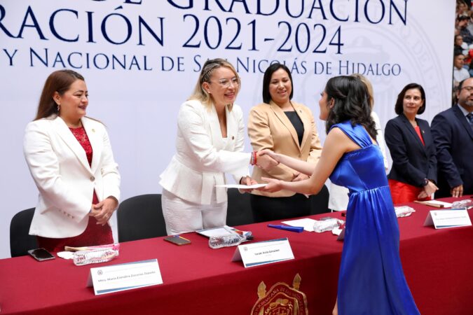 Egresa primera generación con nuevo plan de estudios del Colegio Primitivo y Nacional de San Nicolás de Hidalgo