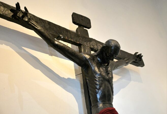 Descubre la misteriosa leyenda del Cristo Negro en el Museo de Arte Colonial