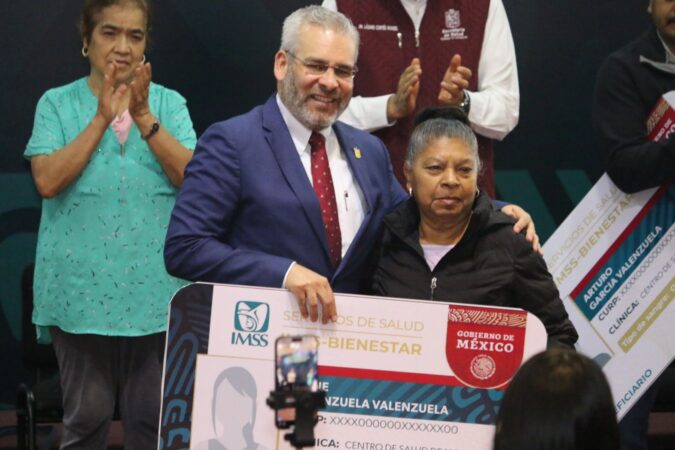 Arranca Bedolla entrega de credenciales IMSS-Bienestar