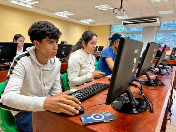 Hay 20 carreras universitarias para jóvenes de la Sierra Costa de Michoacán