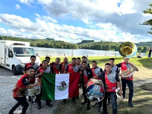 Banda Perla de Michoacán enaltece en Francia la música tradicional mexicana