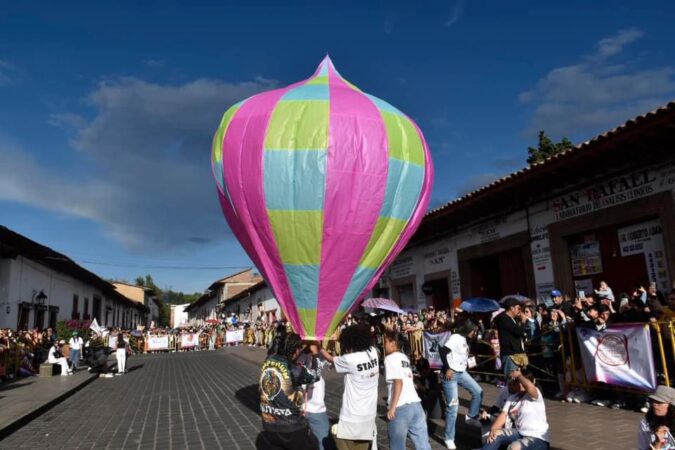 Se pintó de colores el cielo de Pátzcuaro con los globos del Cantoya Fest