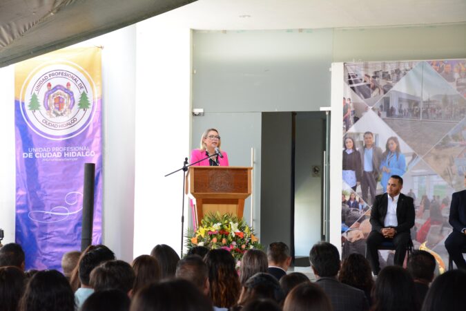 Por descentralizar las actividades académicas, deportivas y culturales de la UMSNH, se pronuncia rectora