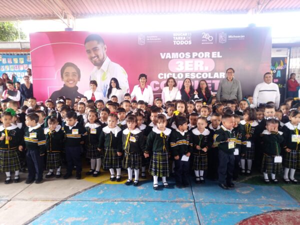 Con presencia del Gobierno de Michoacán arranca ciclo escolar en todo el estado