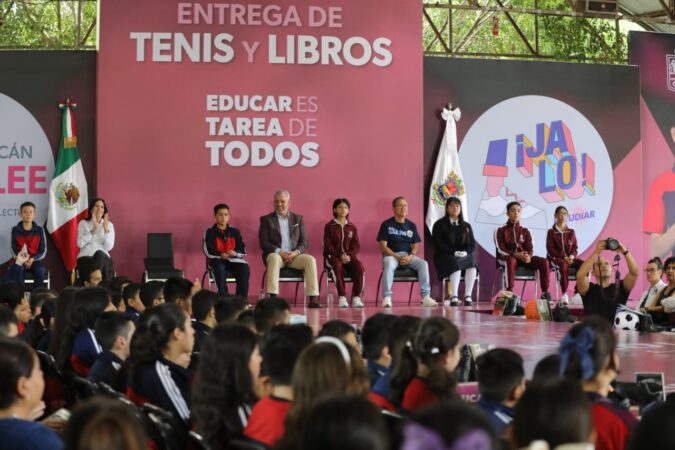 Arranca Bedolla entrega de tenis a estudiantes de secundaria