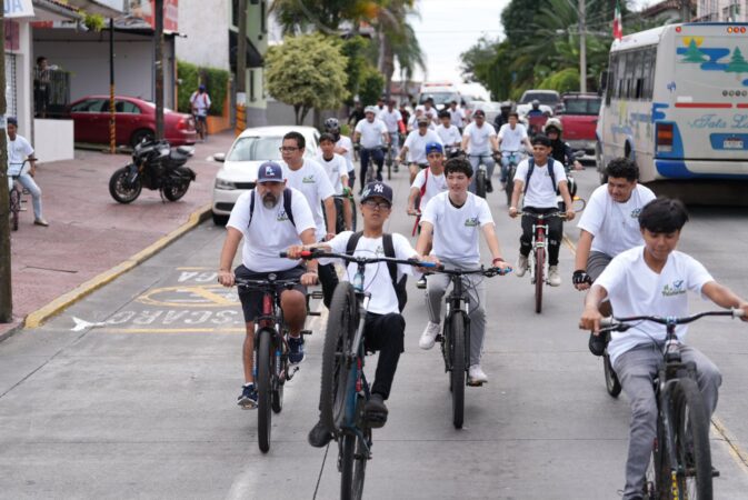 Jóvenes de Uruapan realizan rodada en apoyo al Teleférico