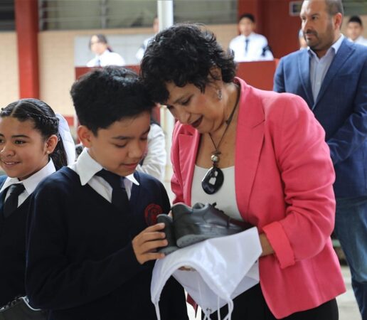 Llegan tenis para más de 33 mil estudiantes de Morelia y Cuitzeo