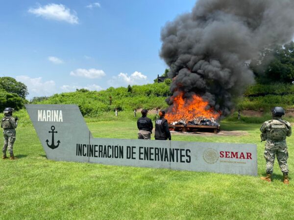 Incinera FGR más de una tonelada 400 kilos de cocaína en Michoacán