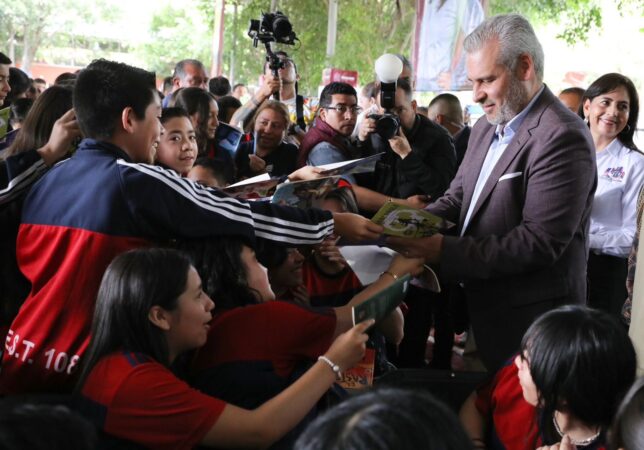 Bedolla fomenta la lectura con 400 mil libros en escuelas de Michoacán