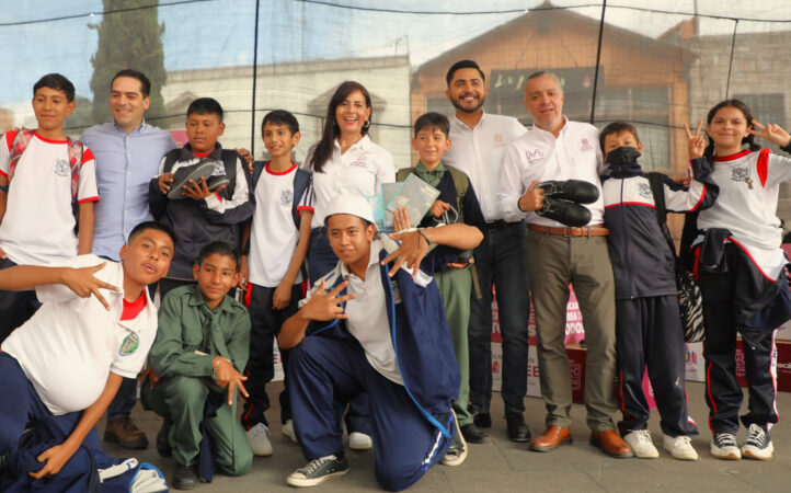 Entregan tenis, libros y obra educativa para miles de alumnos de Huandacareo