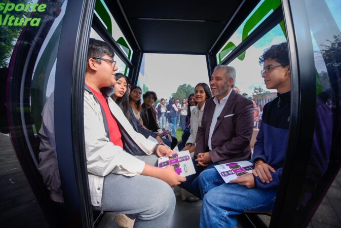 Bedolla muestra a estudiantes de la UMSNH cabina del teleférico de Morelia