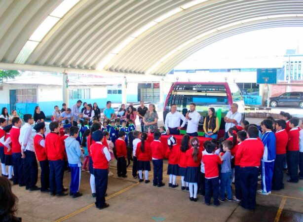 Niñas y niños de Uruapan conocen en escuelas cómo será la cabina del teleférico