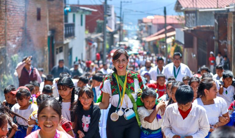 Más de 33 mil niños de comunidades indígenas estudian con libros en su lengua: SEE