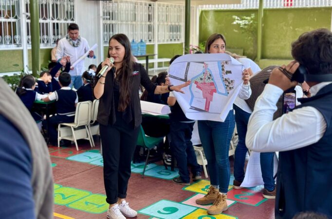 Estudiantes de Uruapan se divierten y aprenden con obra del teleférico