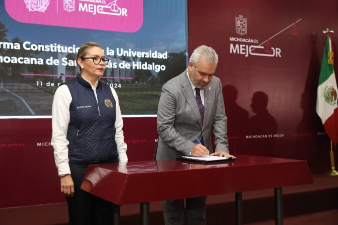 Firma Bedolla iniciativa de reforma constitucional para la UMSNH