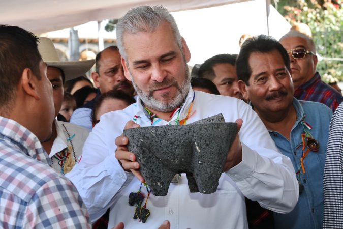 Impulsará Bedolla indicación geográfica del molcajete de San Nicolás Obispo