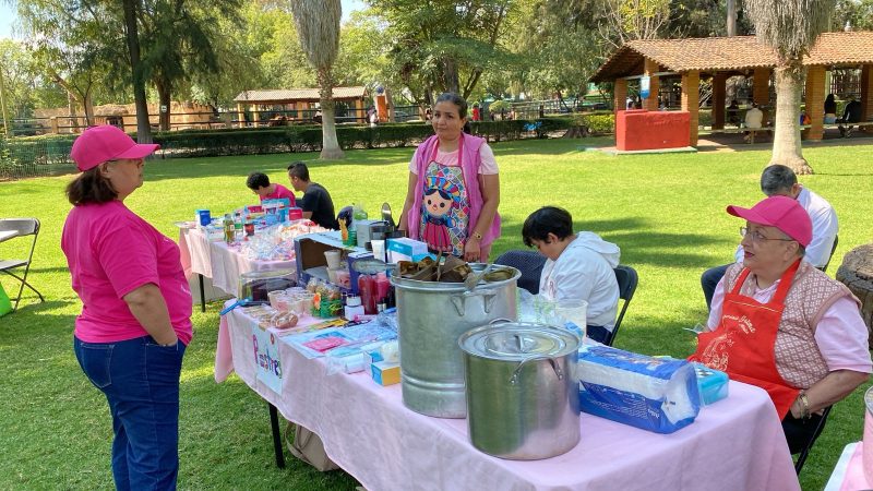 Sobrevivientes de cáncer realizan Mercadito Rosa en el Zoológico de Morelia