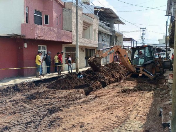 Sedum restituye drenaje sanitario y mejora infraestructura en calle de Uruapan: Gladyz Butanda