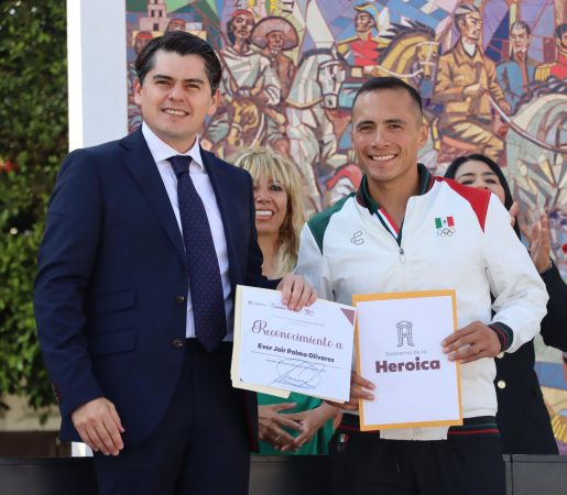 Toño Ixtláhuac entrega Premio Municipal del Deporte 2024 a Ever Jair Palma Olivares,