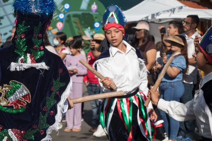 Mujeres participan en la danza del paloteo en la K’uínchekua